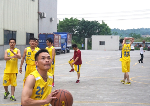 揚我企業(yè)風采，富軒籃球隊出戰(zhàn)首場友誼賽