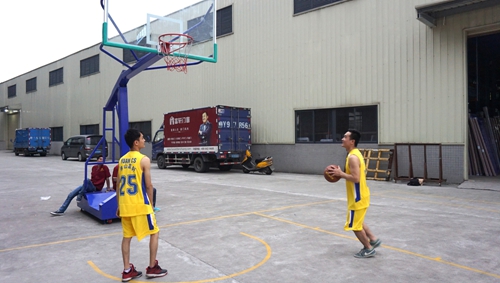 揚我企業(yè)風采，富軒籃球隊出戰(zhàn)首場友誼賽