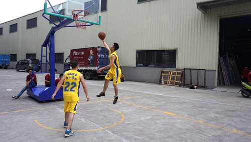 揚我企業(yè)風采，富軒籃球隊出戰(zhàn)首場友誼賽
