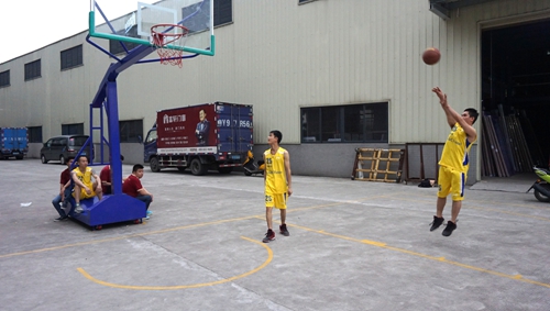 揚我企業(yè)風采，富軒籃球隊出戰(zhàn)首場友誼賽