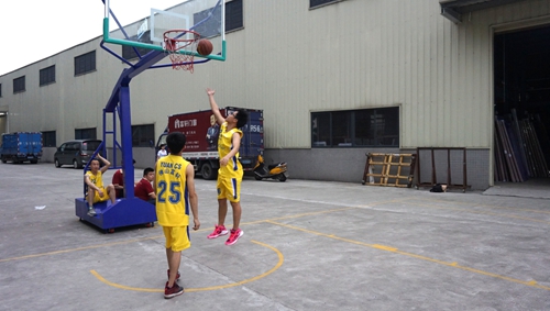 揚我企業(yè)風采，富軒籃球隊出戰(zhàn)首場友誼賽