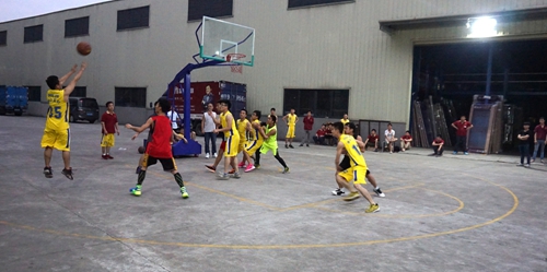揚我企業(yè)風采，富軒籃球隊出戰(zhàn)首場友誼賽