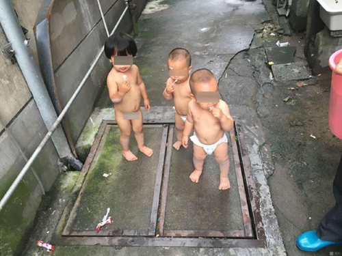 三個(gè)萌娃“仗劍走天涯”，父母在哪里？