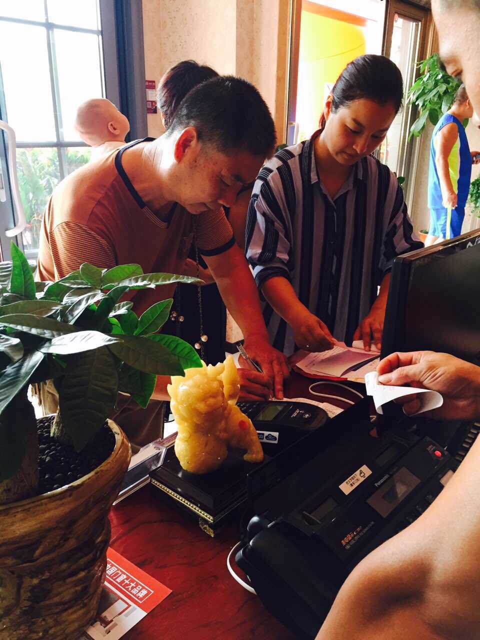 秋風送爽，也送來了收獲的喜悅，富軒門窗龍泉專賣店開業(yè)典禮于9月7日完滿成功，一天簽下25張訂單，可喜可賀，借此機會感謝新老客戶對富軒門窗的支持與厚愛，我們會繼續(xù)努力的！ 