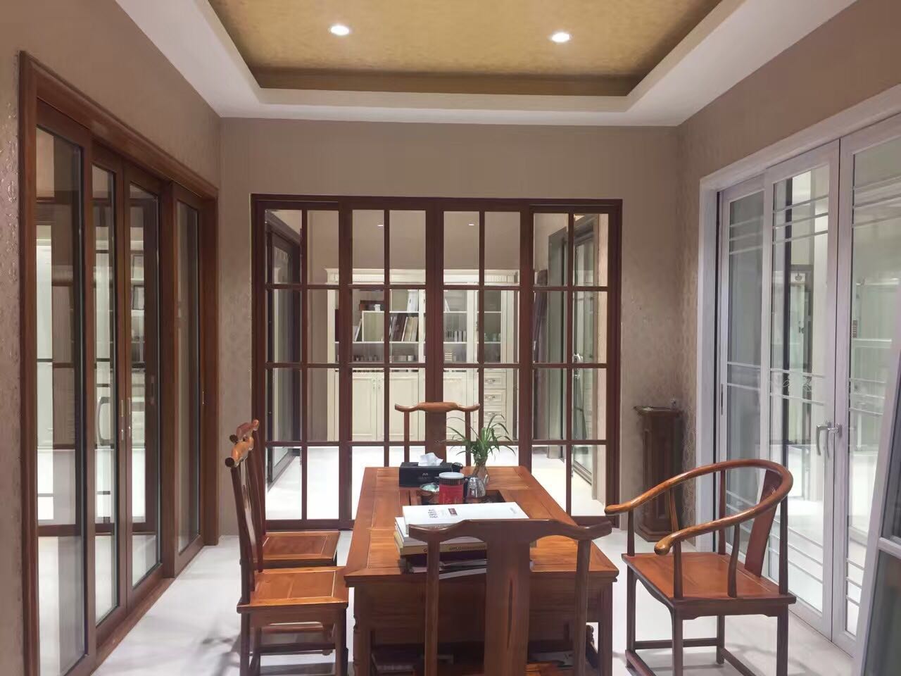 秋風送爽，也送來了收獲的喜悅，富軒門窗龍泉專賣店開業(yè)典禮于9月7日完滿成功，一天簽下25張訂單，可喜可賀，借此機會感謝新老客戶對富軒門窗的支持與厚愛，我們會繼續(xù)努力的！ 