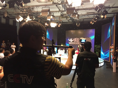富軒門(mén)窗受邀出席CCTV《牛商論道》節(jié)目