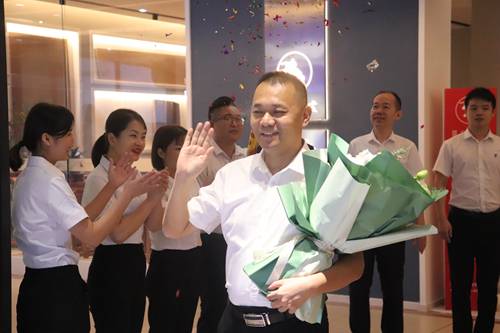 富軒全屋門窗南寧專賣店新品上市暨總裁簽售會圓滿成功！