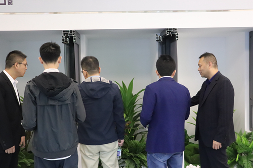 熱烈歡迎《中國門窗焦點訪談》欄目組&土巴兔家裝大平臺走進富軒門窗交流指導(dǎo)！