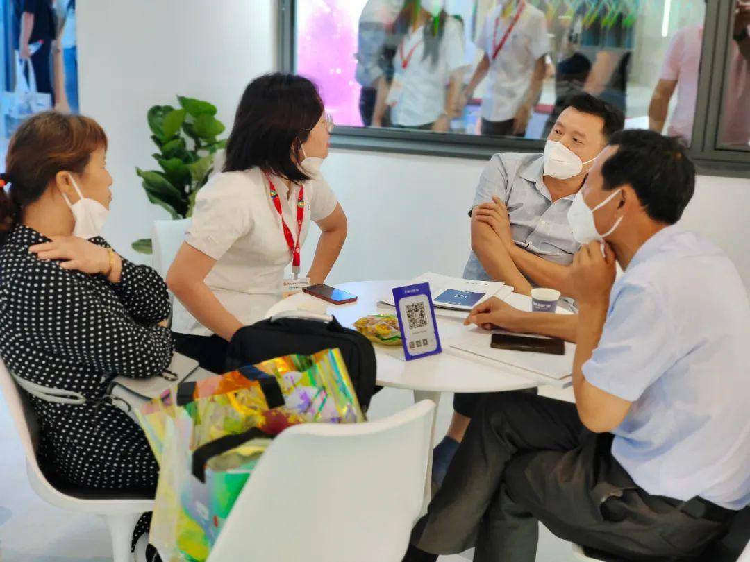 富軒全屋門(mén)窗上海建博會(huì)DAY2熱力持續(xù)吹響財(cái)富集結(jié)號(hào) 