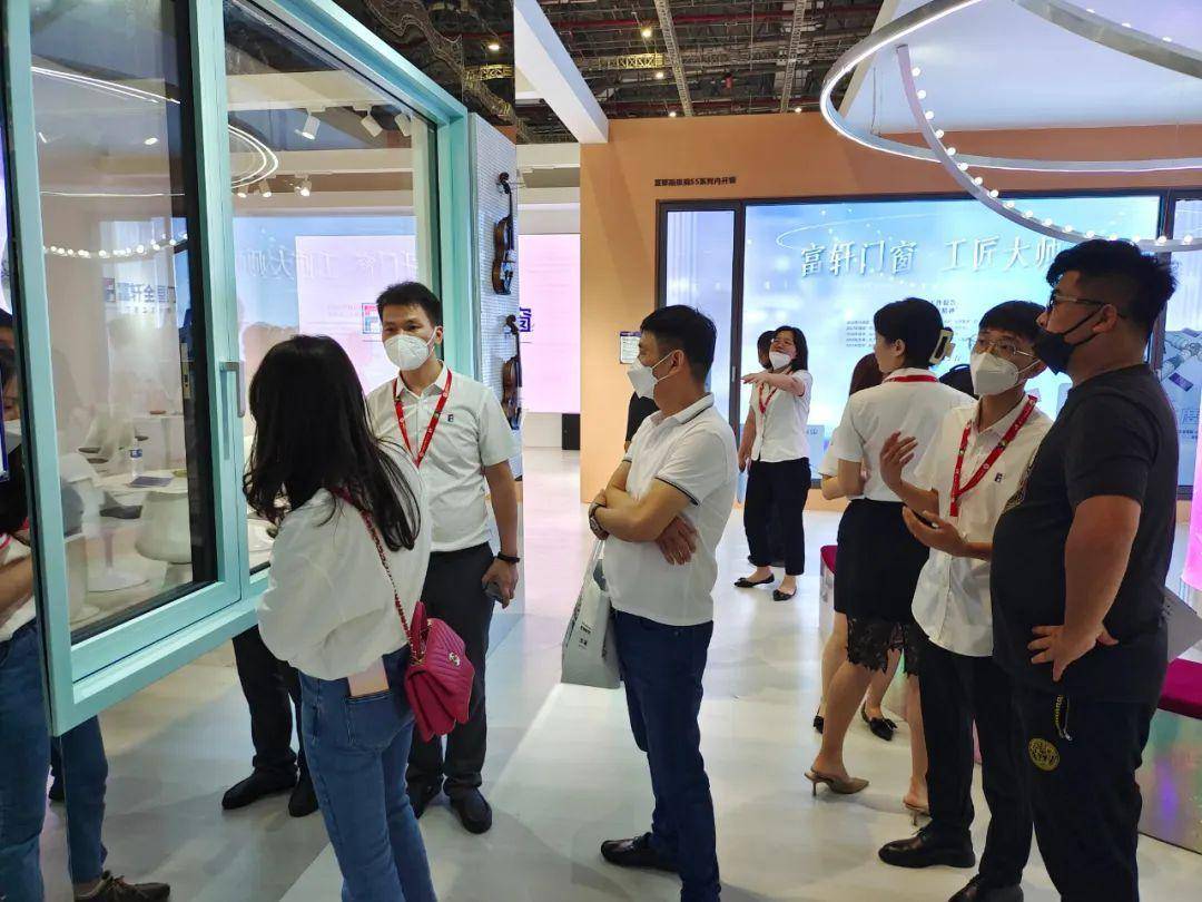 富軒全屋門(mén)窗上海建博會(huì)DAY2熱力持續(xù)吹響財(cái)富集結(jié)號(hào) 