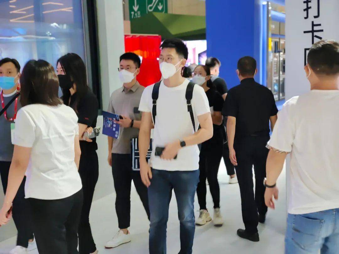 富軒全屋門(mén)窗上海建博會(huì)DAY2熱力持續(xù)吹響財(cái)富集結(jié)號(hào) 